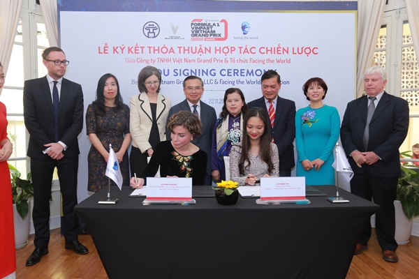 Ms Le Ngoc Chi VGPC CEO and Ms Katrin Kendel FTW CEO signing the MOU